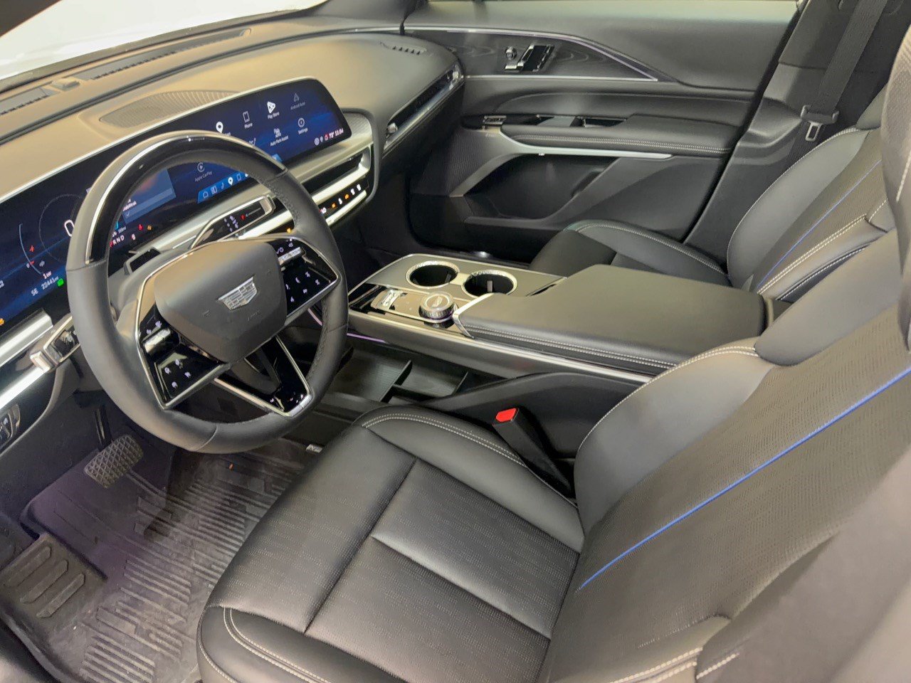 Used 2024 Cadillac Lyriq Luxury w/ LPO, Floor Liner Package RWD image 4