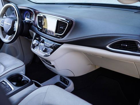 Used 2020 Chrysler Pacifica Limited image 21