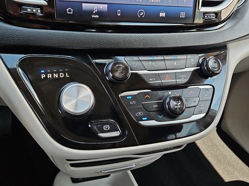 Used 2024 Chrysler Pacifica Touring-L FWD image 13