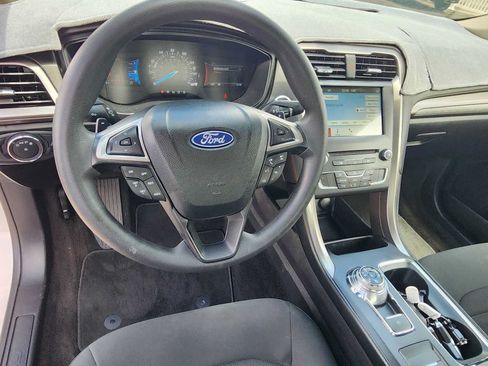 Used 2018 Ford Fusion SE w/ Fusion SE Technology Package FWD image 2