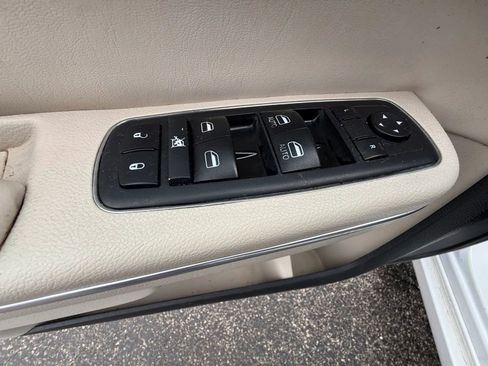 Used 2018 Chrysler 300 Limited image 11