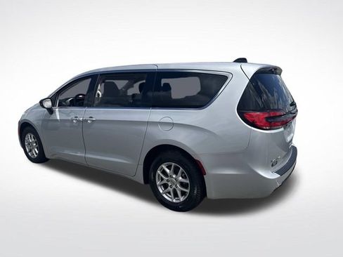 Used 2024 Chrysler Pacifica Touring-L FWD image 3