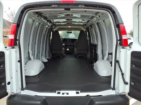 Used 2025 GMC Savana 2500 w/ Driver Convenience Package image 6