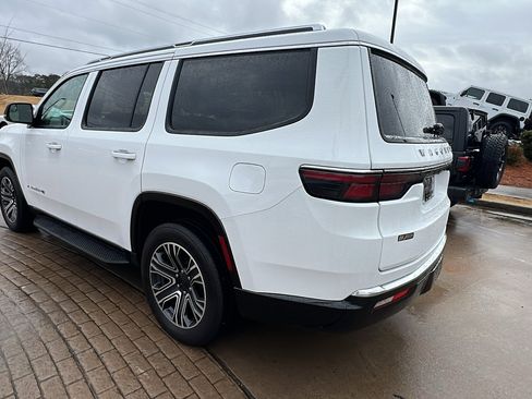 Used 2024 Jeep Wagoneer Series II image 10