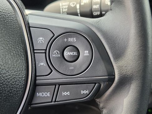 Used 2026 Toyota Corolla Cross XLE FWD image 23