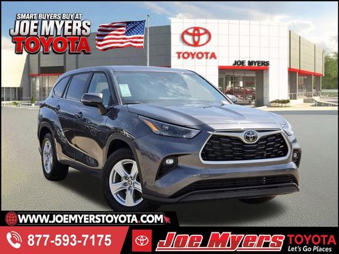 Used 2025 Toyota Highlander LE FWD image 1
