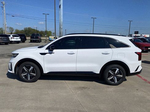 Used 2022 Kia Sorento S w/ Panoramic Sunroof Package image 2