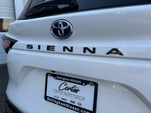 Used 2021 Toyota Sienna XSE FWD image 10