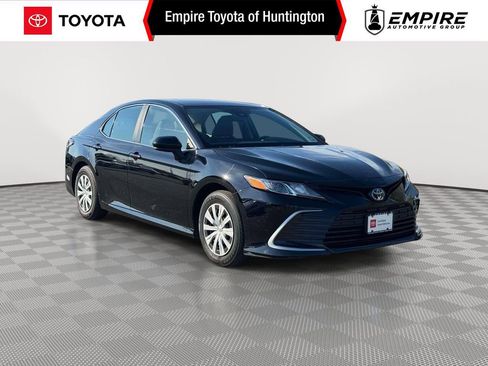 Used 2022 Toyota Camry LE FWD image 1