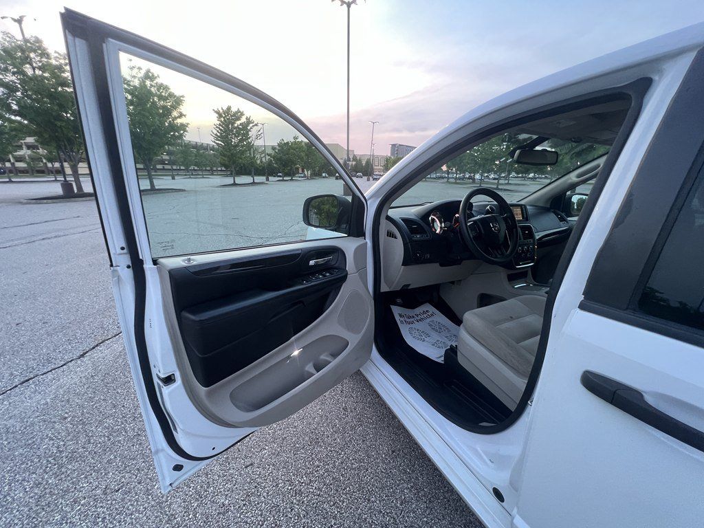 Used 2019 Dodge Grand Caravan SE w/ UConnect Hands-Free Group FWD image 17