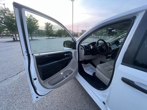 Used 2019 Dodge Grand Caravan SE w/ UConnect Hands-Free Group FWD image 17