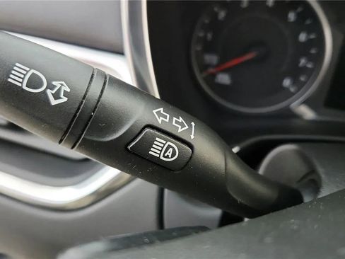 Used 2019 Chevrolet Equinox LT w/ Driver Convenience Package image 36