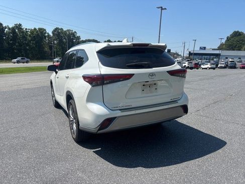 Used 2021 Toyota Highlander Platinum FWD image 6