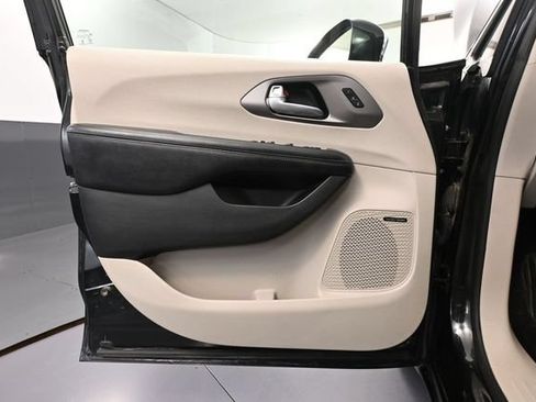 Used 2018 Chrysler Pacifica Limited FWD image 18