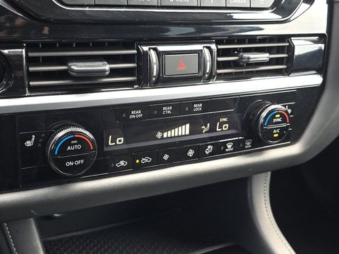 Used 2025 Nissan Pathfinder SV AWD/4WD image 21