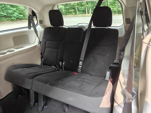 Used 2019 Dodge Grand Caravan SE w/ UConnect Hands-Free Group FWD image 13