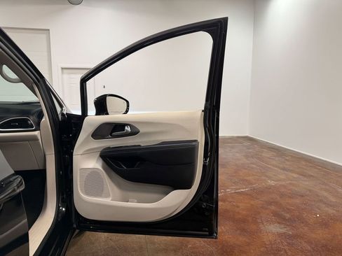 Used 2024 Chrysler Pacifica Touring-L image 58