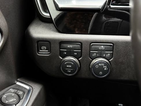 Used 2022 Chevrolet Silverado 1500 LT AWD/4WD image 38