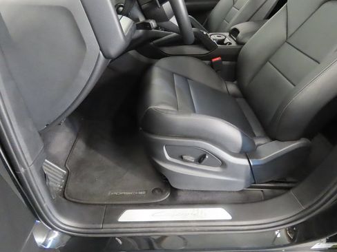 Certified 2024 Porsche Cayenne AWD/4WD image 38