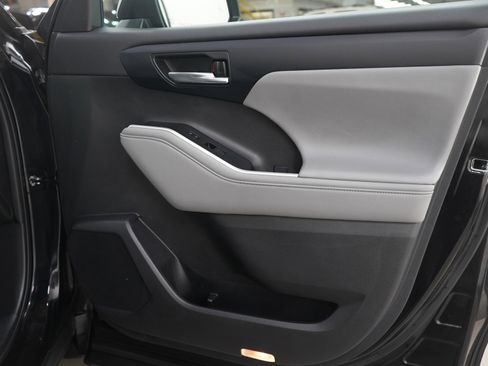 Used 2021 Toyota Highlander XLE image 9