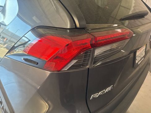 Used 2021 Toyota RAV4 LE AWD/4WD image 10