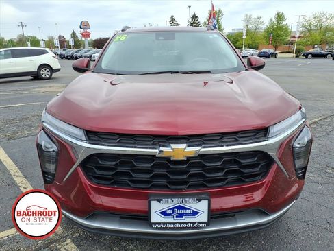 Used 2025 Chevrolet Trax LT FWD image 2