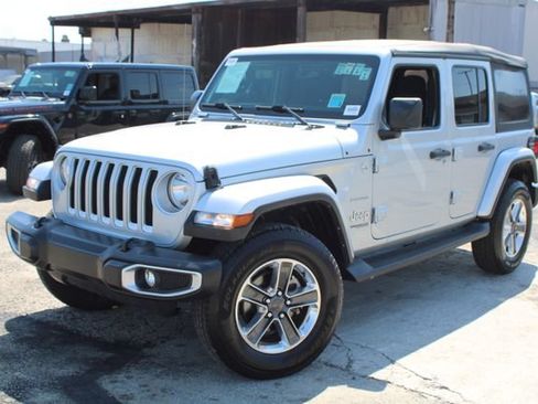 Used 2022 Jeep Wrangler Unlimited Sahara w/ Cold Weather Group AWD/4WD image 12