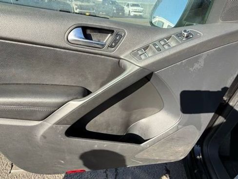 Used 2013 Volkswagen Tiguan SE image 18