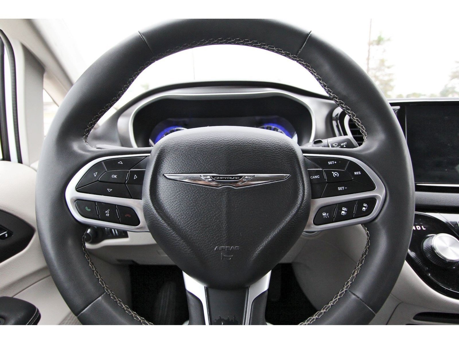 Used 2024 Chrysler Pacifica Touring-L FWD image 15