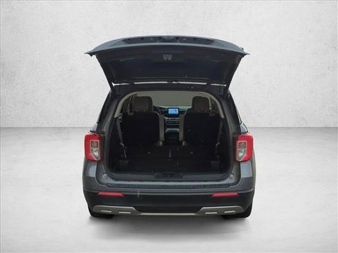 Used 2022 Ford Explorer XLT w/ Equipment Group 202A image 5