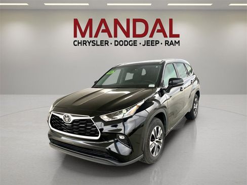 Used 2024 Toyota Highlander XLE image 1