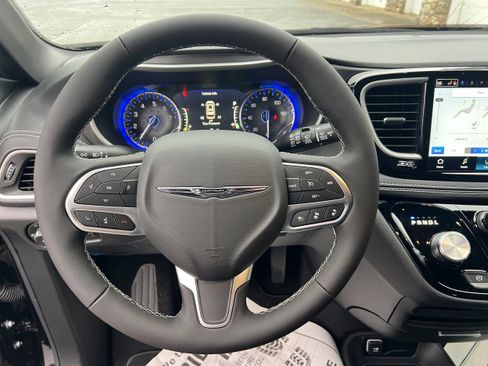 New 2026 Chrysler Pacifica Select image 13