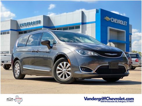 Used 2017 Chrysler Pacifica Touring-L image 1