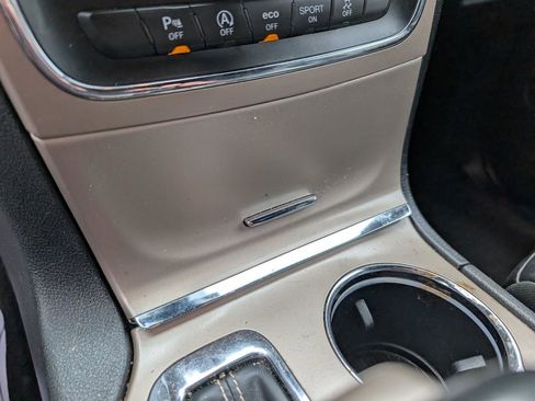 Used 2017 Jeep Grand Cherokee Limited image 25