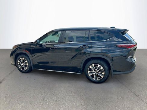 Used 2024 Toyota Highlander XLE FWD image 6