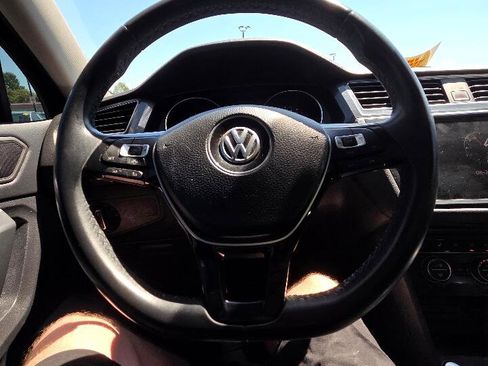Used 2020 Volkswagen Tiguan S image 18