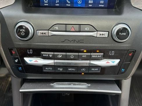 Used 2020 Ford Explorer Platinum w/ Premium Technology Package AWD/4WD image 31