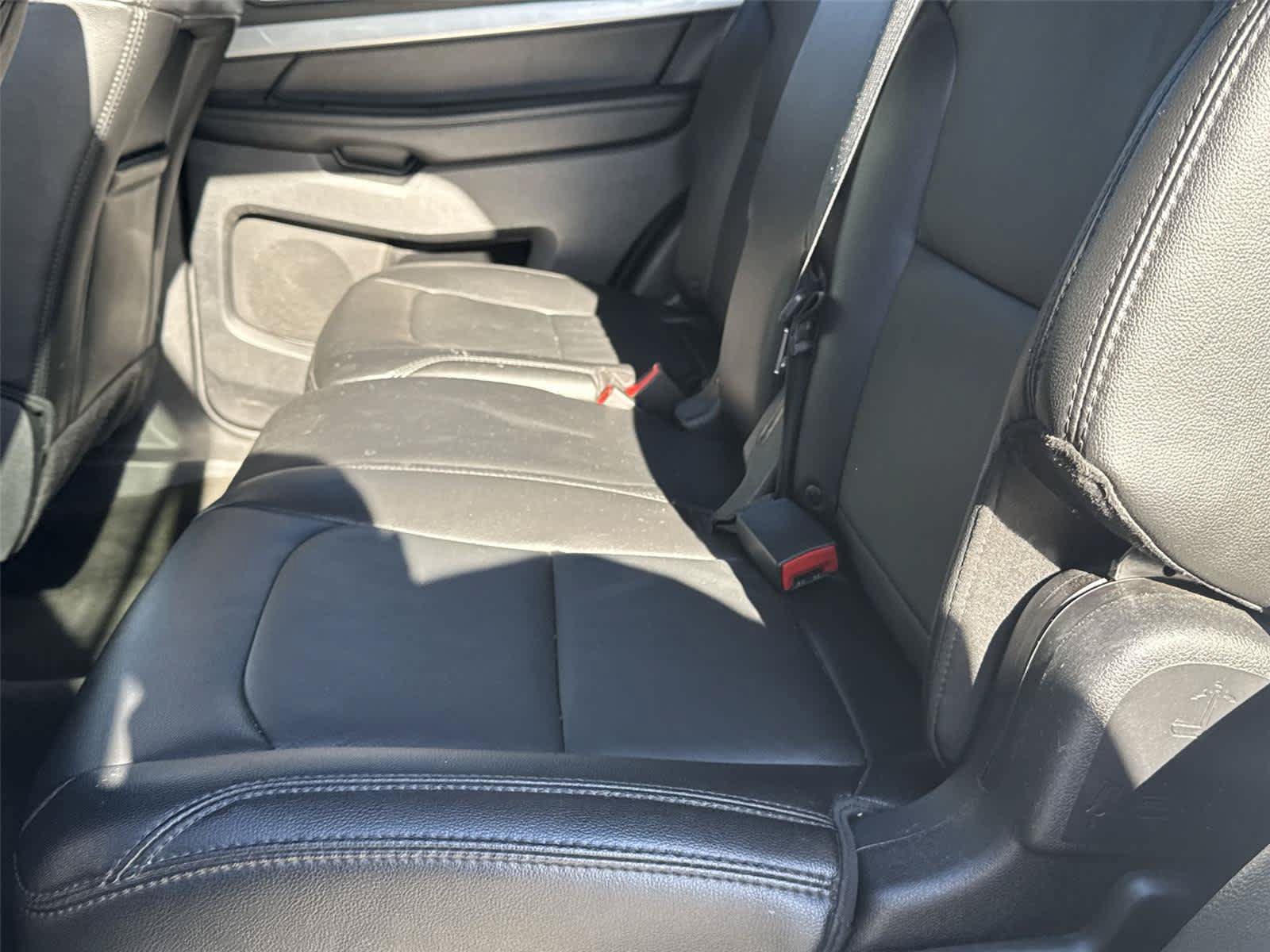 Used 2017 Ford Explorer XLT w/ Equipment Group 202A AWD/4WD image 14