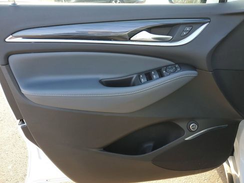 Used 2023 Buick Enclave Essence image 21