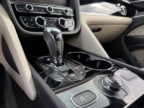 Used 2021 Bentley Bentayga V8 image 20