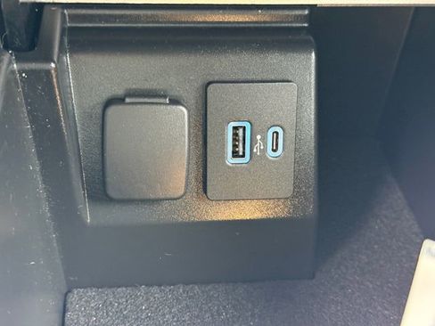 Used 2022 Ford Explorer XLT w/ Equipment Group 202A image 13