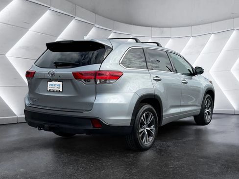 Used 2017 Toyota Highlander Plus FWD image 5