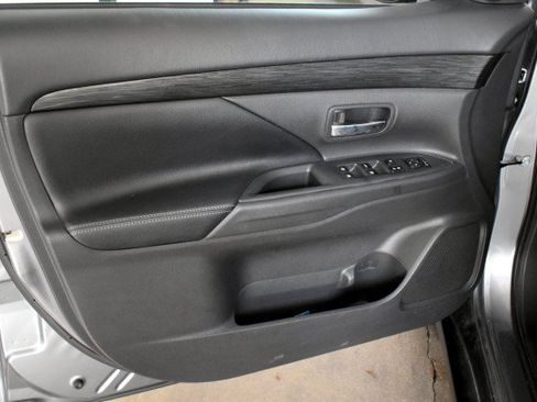 Used 2017 Mitsubishi Outlander SE AWD/4WD image 26