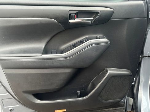 Used 2021 Toyota Highlander XLE image 6