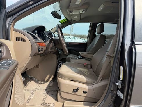 Used 2016 Chrysler Town & Country Touring image 11