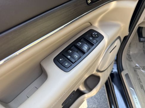 Used 2020 Jeep Grand Cherokee Overland AWD/4WD image 15