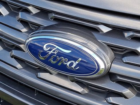 Used 2019 Ford Explorer XLT w/ Equipment Group 202A FWD image 11
