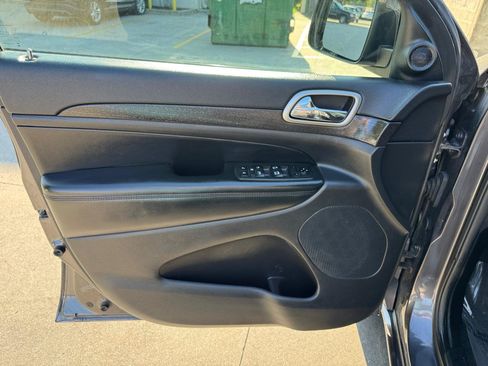 Used 2017 Jeep Grand Cherokee Altitude AWD/4WD image 11