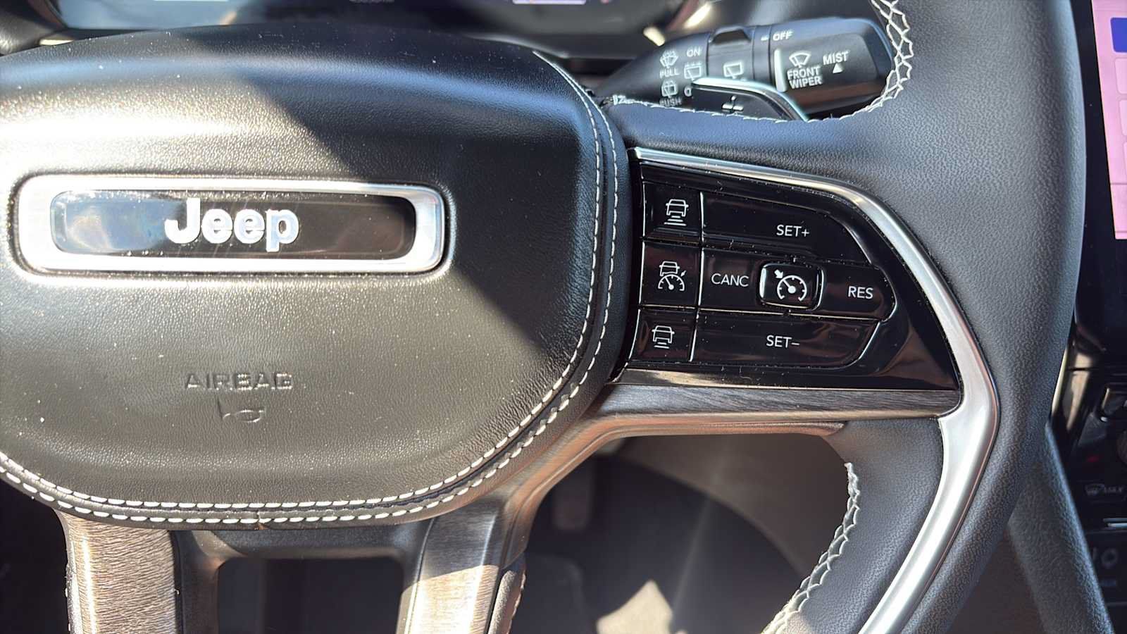 Used 2023 Jeep Grand Cherokee Overland AWD/4WD image 15