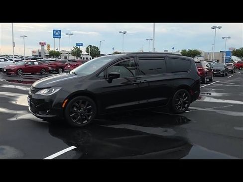 Used 2020 Chrysler Pacifica Touring-L Plus w/ S Appearance Package image 4